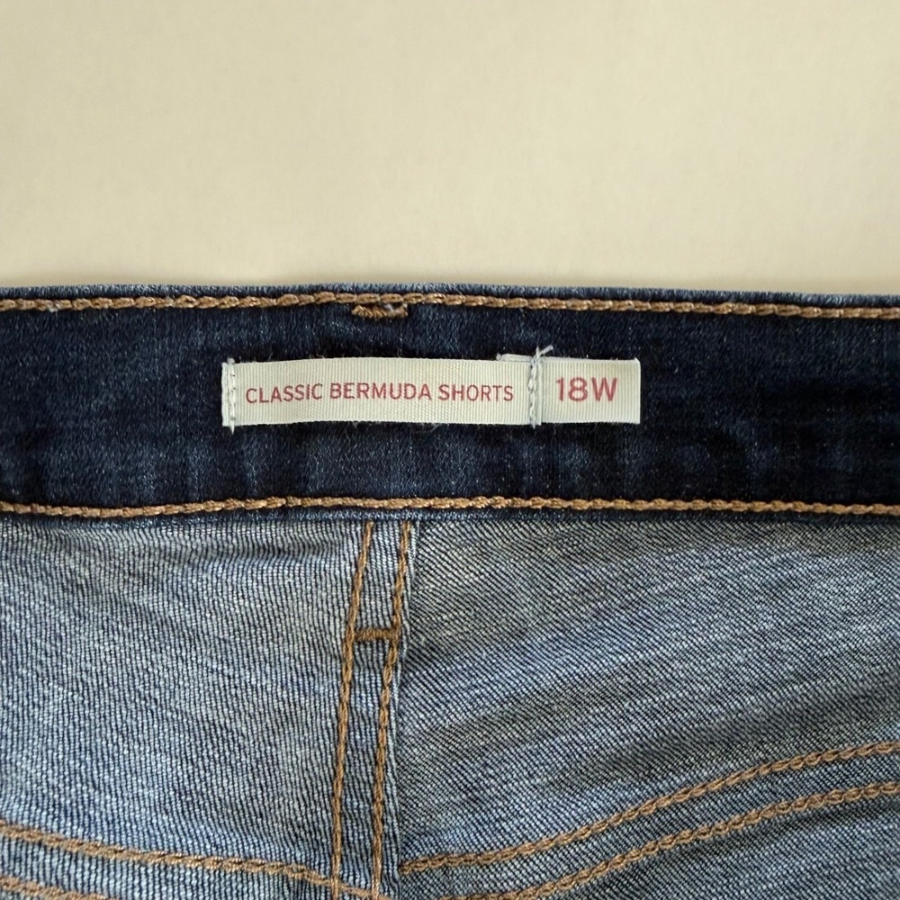 Levi's Classic Bermuda Denim Shorts Women's 18W Dark Wash Mid Rise - Picture 3 of 13